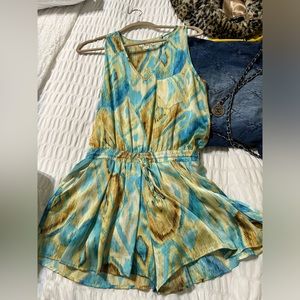 Sleeveless shorts romper pull tie waist. Printed colors aqua, tan cream